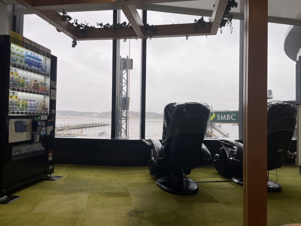 成田空港出発ロビー